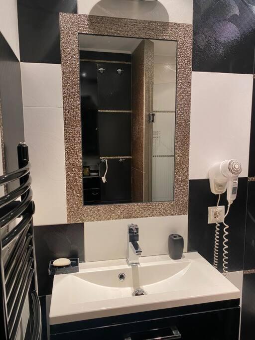 Lovely 1-Bedroom Apartament With Free Parking Sofia Buitenkant foto